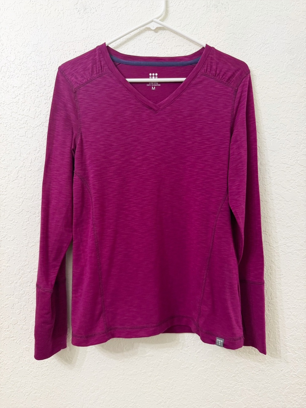 Title Nine - Matahari Black V-Neck Long Sleeve Thumbhole Top - M